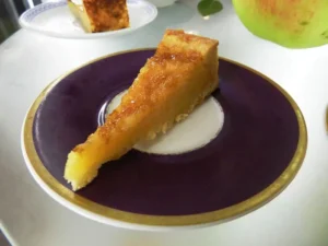 Une part de gâteau sur assiette.