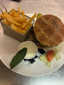 Burger avec frites et sauce