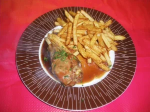 Plat de viande avec frites croustillantes