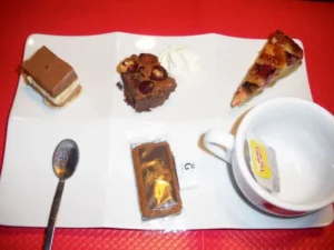 Assiette de desserts variés et café