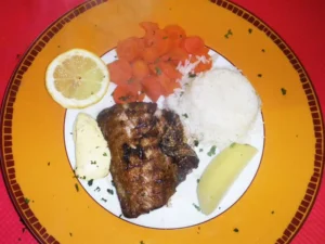 Poisson grillé avec légumes et riz