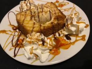 Gâteau avec glace et crème fouettée