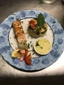 Saumon avec légumes et sauce